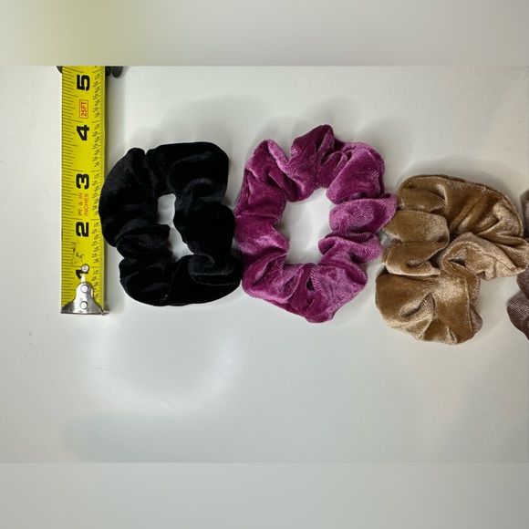 Velvet hair scrunchies - Picture 3 of 3